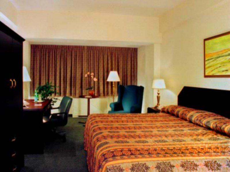 Armon Plaza Montreal Airpt, Trademark Collection By Wyndham Rom bilde