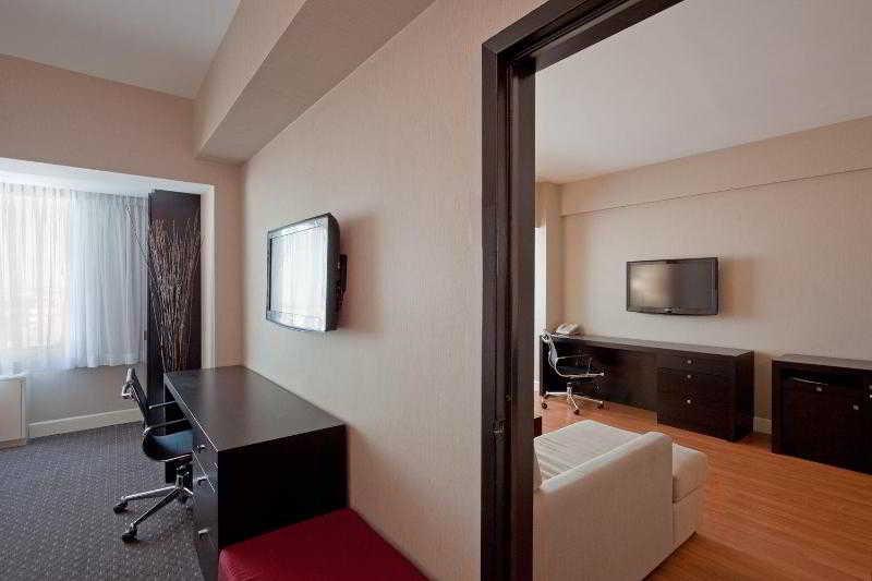 Armon Plaza Montreal Airpt, Trademark Collection By Wyndham Rom bilde